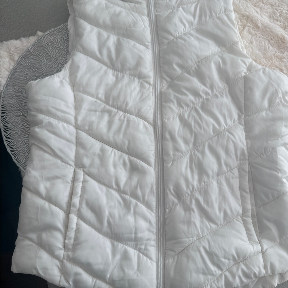 SO White Quilted Puffer Vest - Medium - Picture 13 of 13